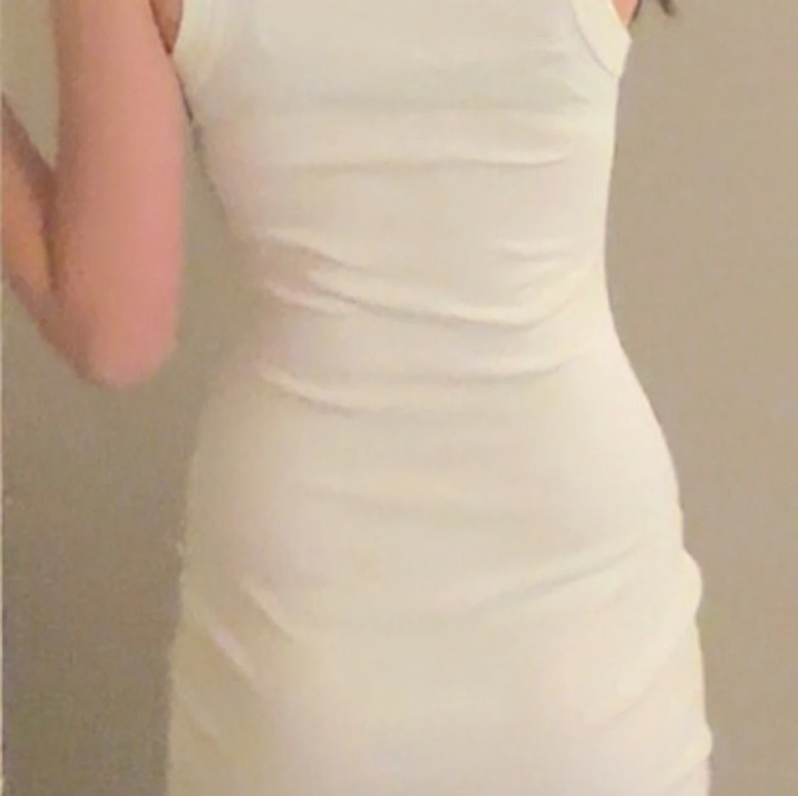 Vit tight ärmlös klänning med tryck - 1