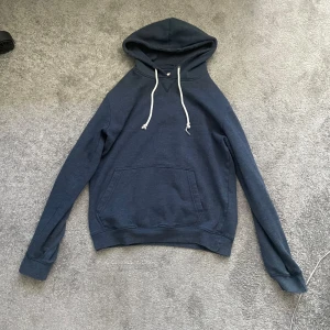 Mörkblå hoodie från Pier One - Säljer då den är för liten för mig, inga defekter på tröjan. Bara använd ett par gånger så den är i väldigt bra skick, hör av er om frågor!