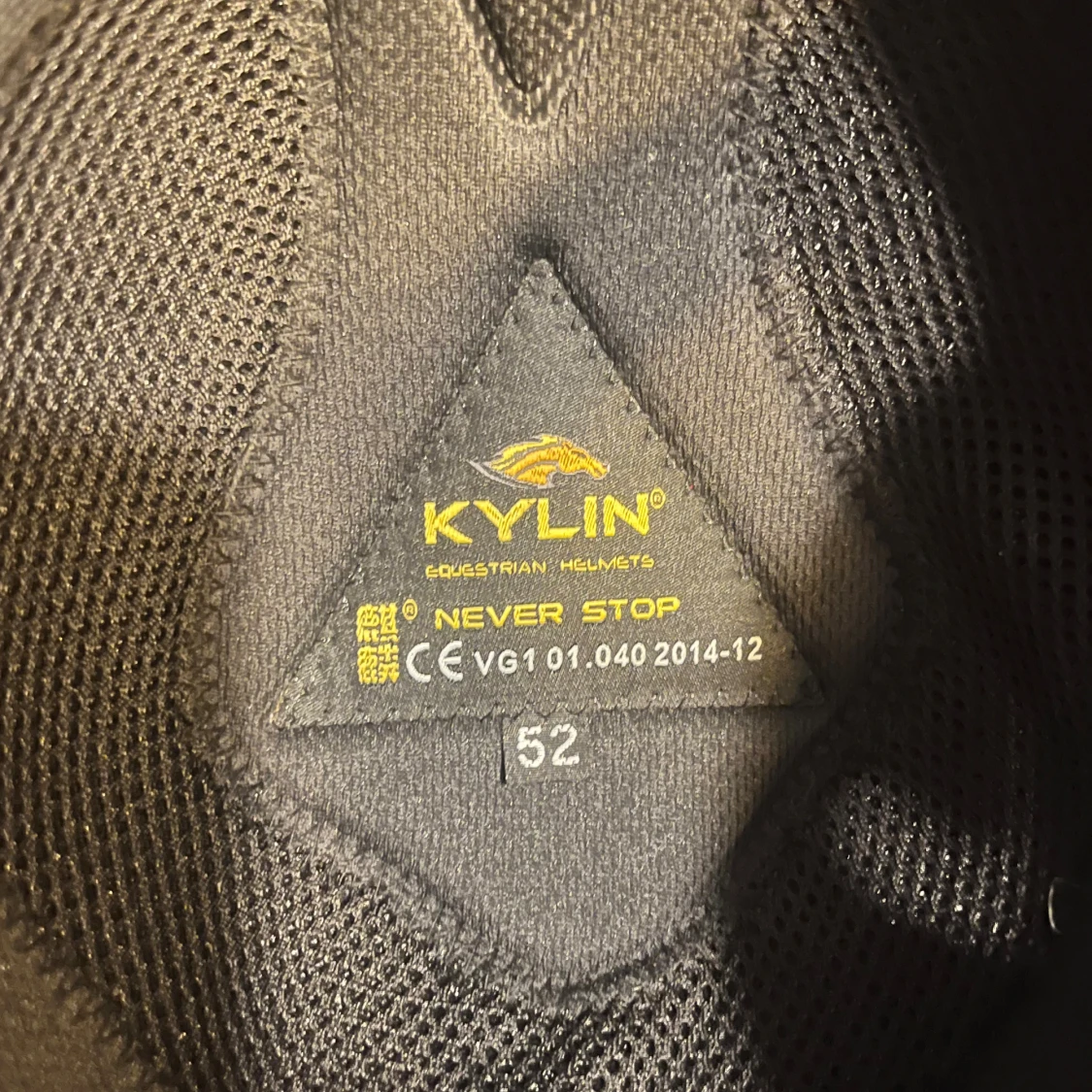 Svart glittrig ridhjälm från Kylin - 2