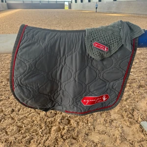 Equipe Schabrak - Equipe schabrak i storlek ponny. De grå settet för 500kr och de andra tre för 400kr st.