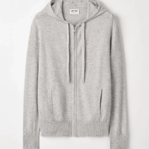 Soft Goat Ziphoodie i Kaschmir - Säljer denna ziphoodie från Soft Goat i Kaschmir ull. Storlek M, passar S och XS också beroende på hur man vill att den ska sitta. Endast använd fåtal gånger och i super fint skick. Är lite nopprig på vissa ställen som man kan se på sista bilden. 1900 kr + frakt! Vid fler frågor, etc skriv privat 🙌🏼🩷💐🍋‍🟩👍🏼🙏🏼