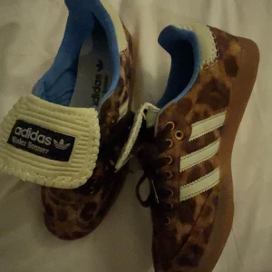 Adidas Wales Bonner leopard sneakers - Leopard Adidas Wales Bonner sneakers. Köpta i Thailand. Använda 1 ända gång och säljer för jag ej gillar dom på mig. Storlek 38. 