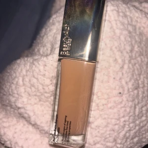 BeautyAct Renew Balm Serum Foundation 04W - Foundation från BeautyAct i nyansen 04W, kommer i en stilren glasflaska med silvrig och vit kork. Serumformula som ger återfuktning och minskar synliga ålderstecken. Perfekt för dig som vill ha en naturlig finish med medium täckning. Har använt den Max 4-5 gånger.