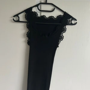 Svart ärmlös klänning med spets - Rosemunde top