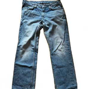 Straight blå jeans från Weekday  - Jättefina lowrise raka jeans i en ljus wash från Weekday. Ganska flitigt använda men inget större slitage. Modell: Arrow  Storlek: 28/30 Midja: 39 cm Grenlängd: 21 cm Innerbenslängd: 71 cm Benvidd: 20 cm