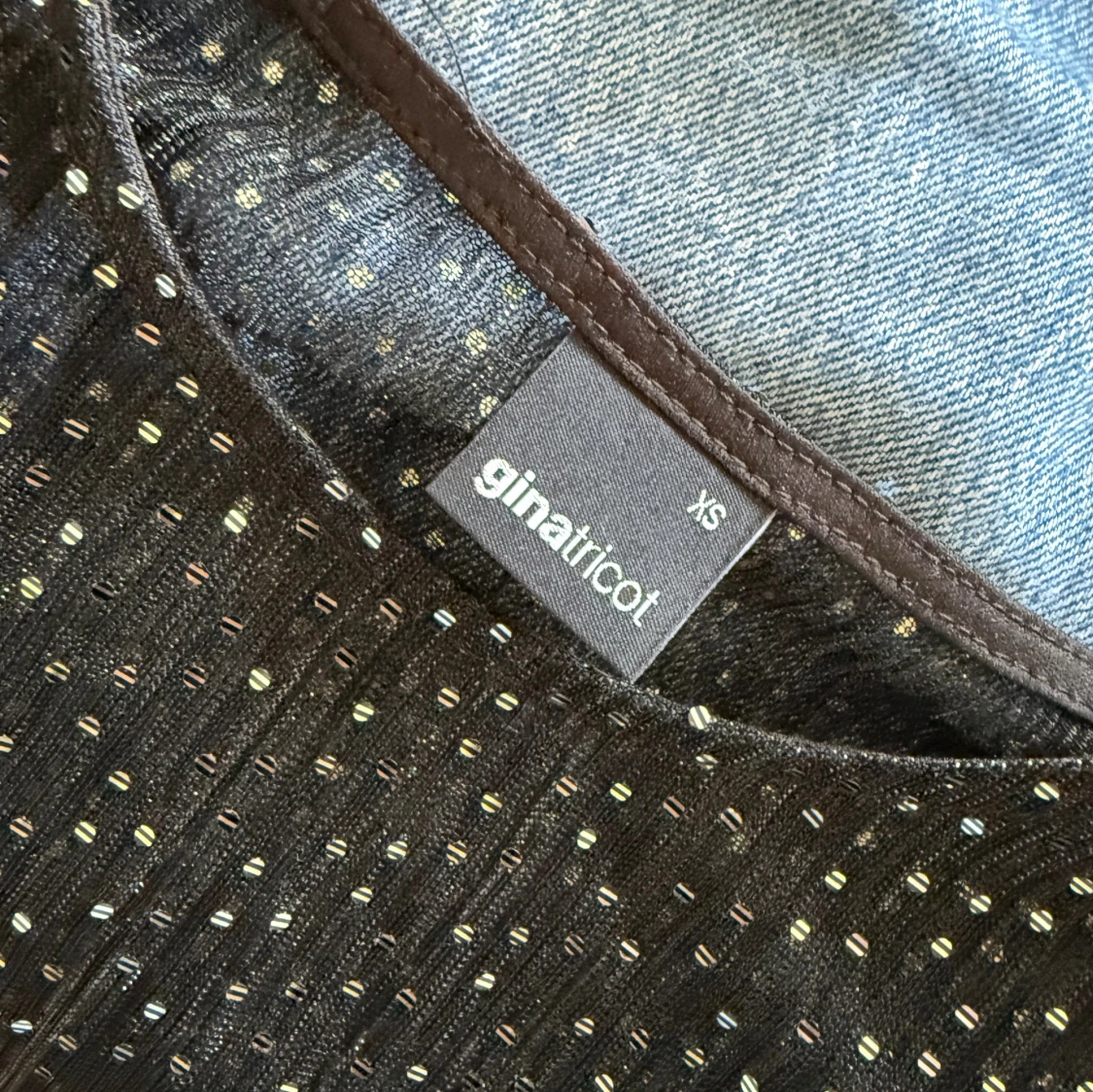 Svart glittrig topp från Gina Tricot - 1