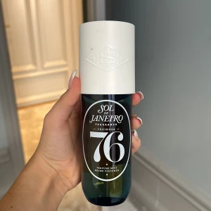 Sol de Janeiro Cheirosa 76 Parfymmist - Sol de Janeiro Cheirosa 76 är en parfymmist i en stilren flaska med vit spraykork och mörkblått glas. Doften har inslag av midnattsjasmin, svartvinbär och amberträ, inspirerad av brasilianska discotider från 1976. Perfekt för dig som gillar fräscha och exotiska dofter.