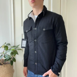 J.lindeberg jacka HELT NY S svart  - J.lindeberg jacka HELT NY S svart, med tagg. Kolla upp modellen ifall mer info vilket står på taggen. Modellen är 180,75 kg och bär S. Kom med frågor 🫶