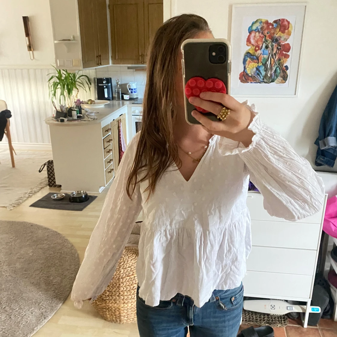 Vit blus med prickigt mönster