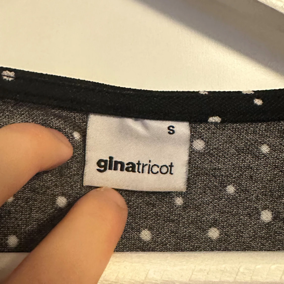 Svart prickig topp från Gina Tricot - 1