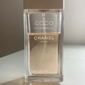 Chanel Coco Mademoiselle EdT - använd fåtal gånger. passar perfekt till dig som vill ha en lyxig fräsch doft 