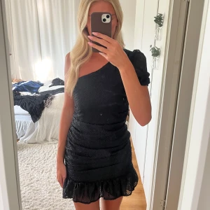 Glittrig miniklänning  - Säljer denna fina miniklänning från Vero Moda, perfekt till fest🥂, den är i storlek S. Skriv vid funderingar🙌🏻