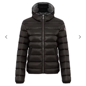 Svart colmar jacka - Säljer en svart pufferjacka med huva och dragkedja framtill. Jackan har ett quiltat mönster och en klassisk, sportig look. Perfekt för kyliga dagar och enkel att matcha med olika outfits. Märke syns på ärmen. Säljer då den inte riktigt passar mig. Lägger ut för 3500 men kom gärna med prisförslag!💕finns sminkfläckar på insidan! Men inget som syns när man har på sig den😌