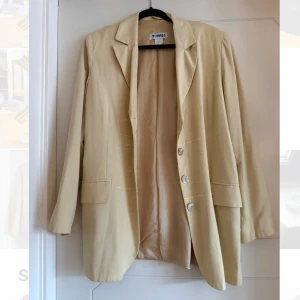 Ljusgul kavaj - En ljusgul kavaj som jag använt flitigt, men som tyvärr är för liten för mig nu. Den vill gärna få vandra vidare med någon annan. Köpt vintage för 500kr. Väl använd men i fint skick. Sista bilden för en bättre uppfattning av färgen. Storlek 38, s-m