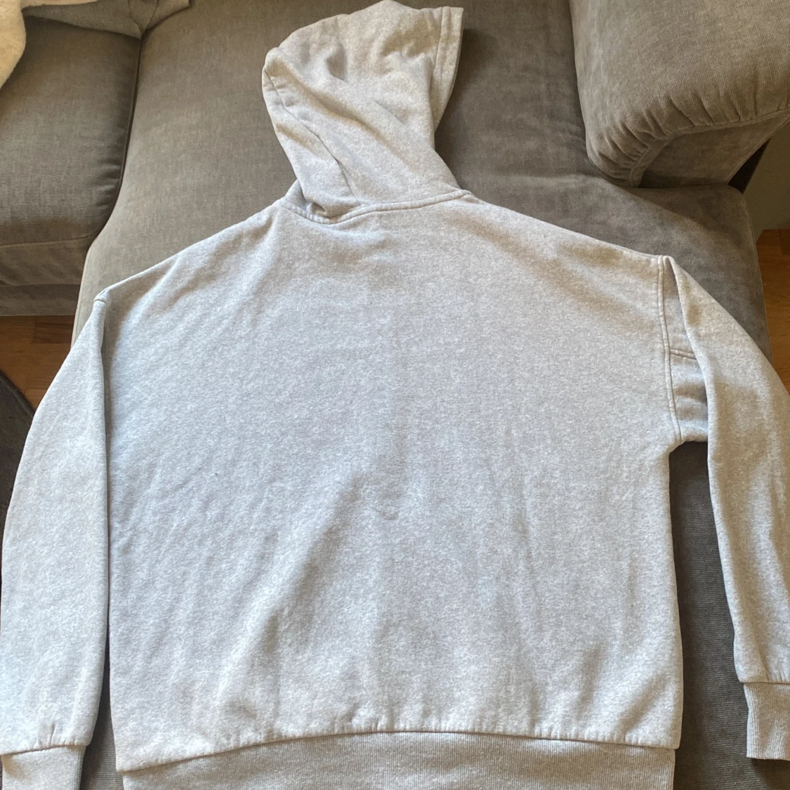 Grå hoodie med dragkedja från Lindex - 1