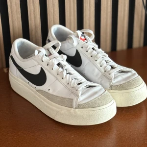 Nike Blazer Low  - Nike Blazer Low sneakers, I bra skick, säljer eftersom jag inte använder dem längre. Priset går att diskutera🫶🏻