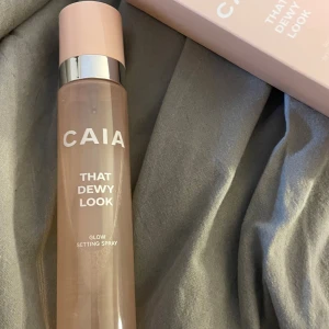 CAIA That Dewy Look Glow Setting Spray - helt ny, endast provat en gång. annars är den oanvänd! nypris 270kr, pris kan diskuteras💕