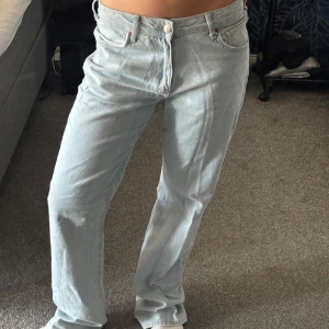 Ljusblåa loose jeans - Säljer ett par ljusblå jeans från Bik Bok, modellen Never Denim. De har låg midja och raka ben, klassisk femficksdesign och är tillverkade i 100% bomull. Perfekta för en chill och avslappnad stil. Sitter lite loose 
