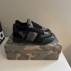 Valentino rockrunners  - Tja! Säljer nu mina sjukt feta rockrunners, har använt dom i cirka 1 år så skicket är 6/10 skulle jag säga, men de har mycket kvar att ge. Har kvar det flesta og sakerna som låda och dustbag mm. Skriv ifall du undrar något! Är även öppen för byten.