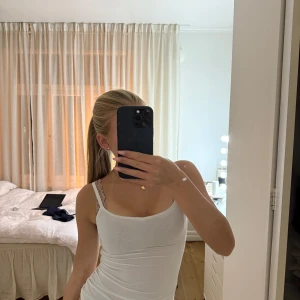 Vit linnetopp med smala axelband - Säljer en enkel och stilren vit linnetopp med smala, justerbara axelband. Toppen är figurnära och har en mjuk, slät yta som känns skön mot huden. Perfekt att styla med jeans eller kjol för en clean look. Vet ej vilket märke linnet kommer ifrån, aldrig använt och är därav i nytt skick 🫰🏻