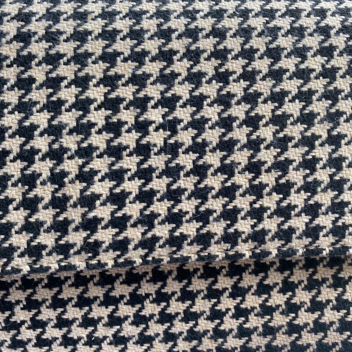 Rutig väska i svart och beige - 3