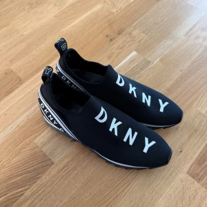 Dkny skor - Helt nya skor från Dkny. Storlek 39 Pris: 550.