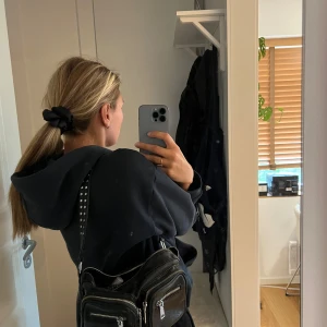 Noella Celina bag snake/black - Säljer min väska frän Noella (Celina bag snake) som inte finns att fà tag pà hemsidan längre (modellen finns kvar, men inte utförandet). Nypris för dessa ligger runt 800-900:-. Den har tyvärr gätt sönder i dragkedjan och năgra sömmar (se sista bilden). Därav säljer jag den, da jag köpt en ny. Fär plats en hel del saker och har ett fack med dragkedja samt tvà till fack innantill. Därtill tvà fack utanpà vilken man ser pả bilden.