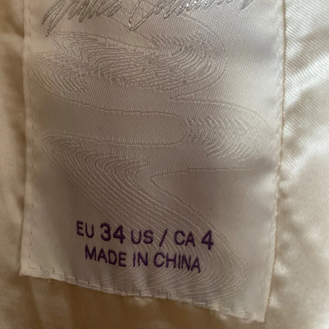 Vit pälsväst med läder bälte  - 2