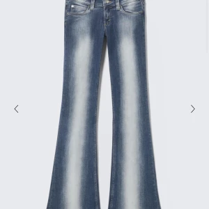 Lågmidjade jeans - Lågmidjade bootcut jeans från weekday. W29 L34