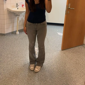 Grå bootcut jeans från bikbok - Lådmidjade gråa jeans från Gina Tricot, tyvärr för små