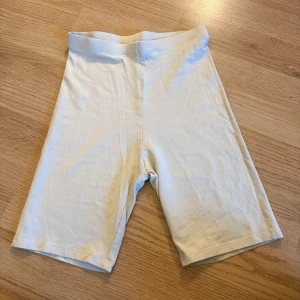 Ljusbeige cykelshorts från H&M XS - Snygga ljusbeige cykelshorts från H&M i storlek XS. De har en hög midja och är gjorda i mjuk bomull med lite stretch för skön passform. Perfekta till sommarens alla outfits och riktigt bekväma att bära hela dagen.