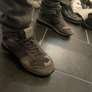 Valentino Rockrunner  - Feta rockrunners grön/gråa. Enligt mig fetaste färgen.                                                            Skick:8/10