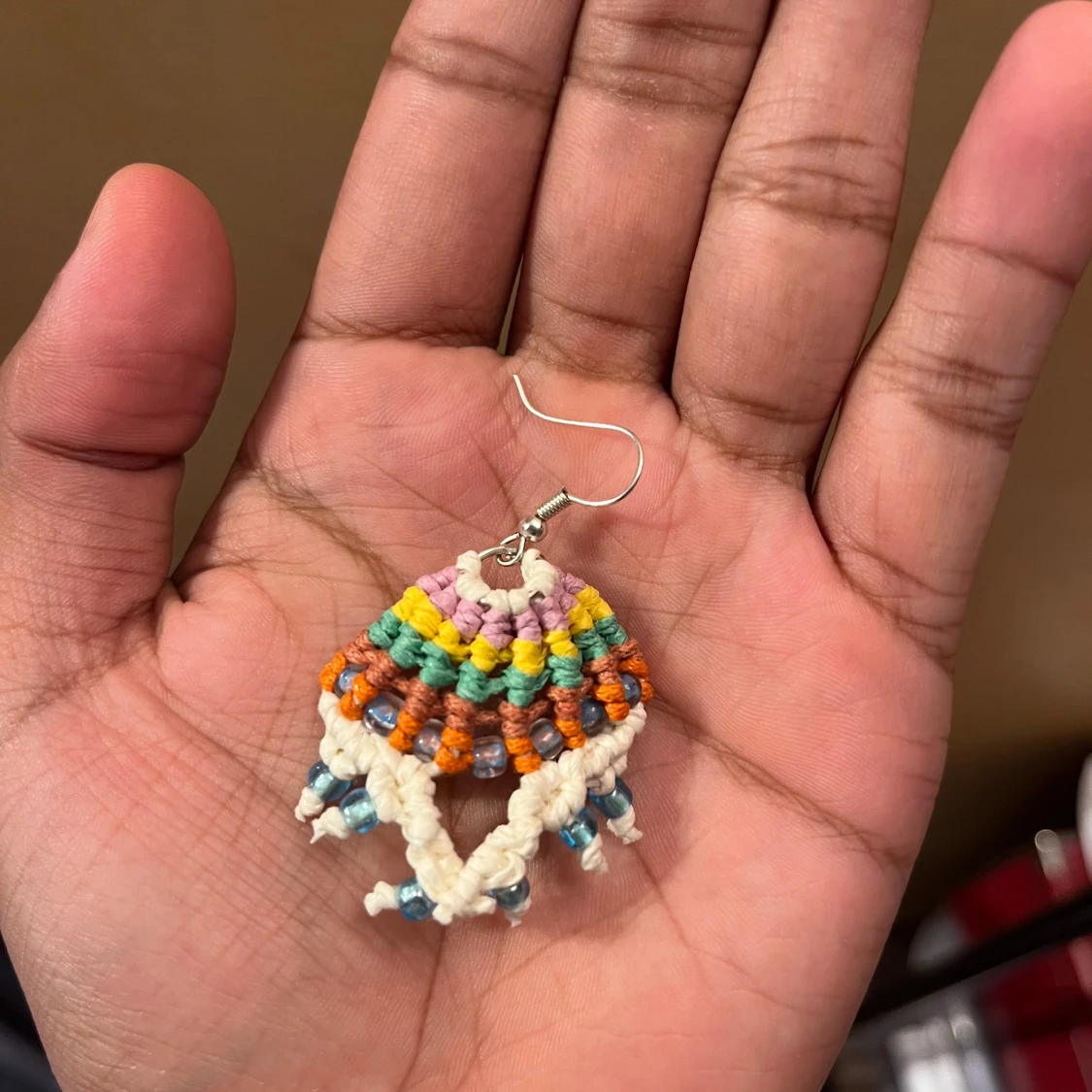 Färgglada handgjorda makraméörhängen - 1