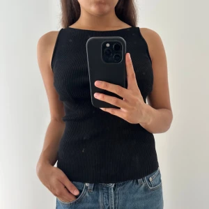 Svart ribbad linnetopp - Säljer en svart ribbad linnetopp 