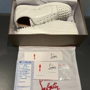Vita sneakers från Christian Louboutin - Säljer ett par riktigt snygga vita sneakers från Christian Louboutin. Skorna är i storlek 43 och har inga defekter. Vind intresse tveka inte att höra av er. Pris kan diskuteras 