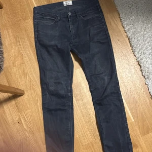  Acne Studios slim fit jeans  - Slim fit sitter väldigt bra. Bra skick och en snygg tvätt. Storlek 30/32. Går att diskutera priset.