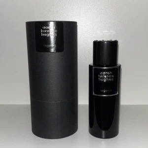 Aaron Terence Hughes Legend parfym - Säljer ATH Legend för 1199 kr. Cirka 45/50 ml kvar. Köpt för cirka 2000 kr på FragranceNeveah inkl frakt och tullkostnader (kvitto finns)
