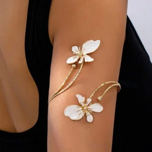 Guldigt armband med vita blommor - Säljer för att den aldrig kommit till användning. 