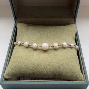 Halsband Maria Nilsdotter - Säljer mitt fina dawn necklace från Maria Nilsdotter då det inte kommer till användning. Sparsamt använt så i fint skick. Nypris 3195kr 💞Pris kan eventuellt diskuteras