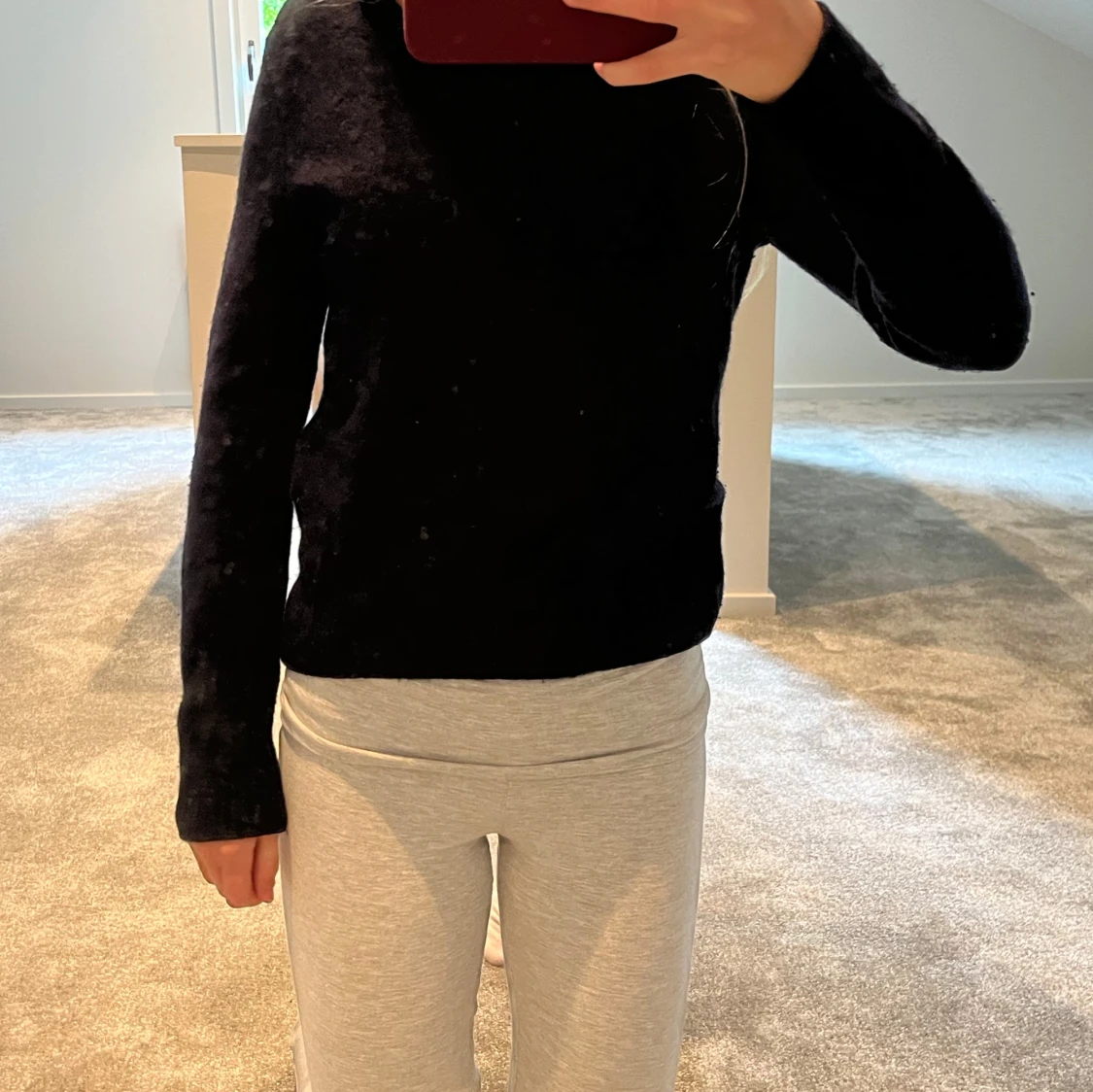 Mörkblå stickad tröja med lång ärm