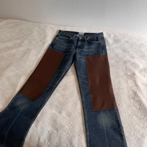 Acne Action Jeans  - Holy grail av acne jeans. Från deras acne action jeans. 32/32. Två läder patches som går på utsidan av låren. En av de fetaste byxor jag någonsin sett. Taggen står 32/36 men dom är skräddarsydda till en 32/32. Smärtsamt att göra sig av med dem. 