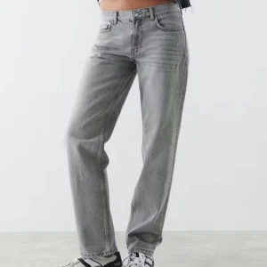 Grå raka jeans från Gina Tricot  - Snygga grå jeans med klassisk femficksmodell och raka ben. Jeansen har mid midja. Säljer dem då jag inte kan använda dem längre (för stora) . Pris går att diskutera 