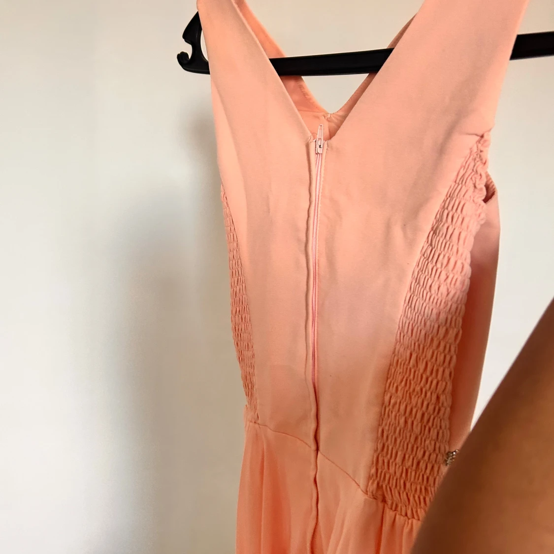 Ljusrosa klänning med glittriga detaljer - 2