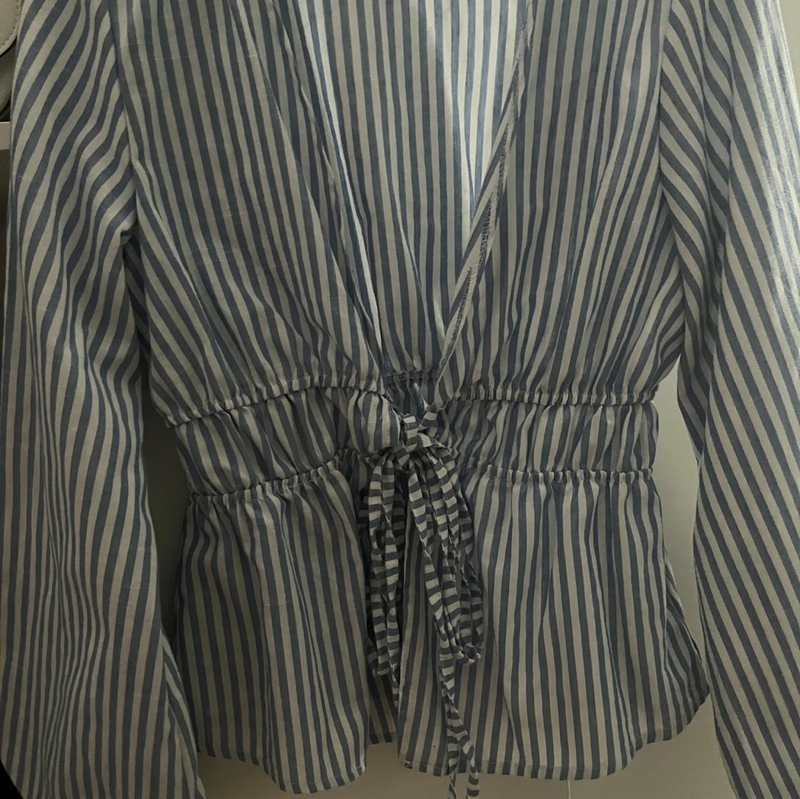 Blårandig omlottblus  - 2