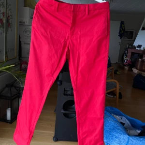 Röda chinos från Cross Sportswear - Snygga röda chinos från Cross Sportswear i träningsmaterial. Väldigt bra skick på dom och de säljes endast då de är för små för min pojkväns lillebror❣️❣️
