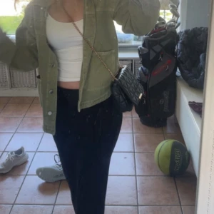 Grön jeansjacka från Zara - Säljer nu min jeans jacka från Zara eftersom den tyvärr inte kommer till användning. Den är knappt använd. Jag kan gå me på prisförslag 💕