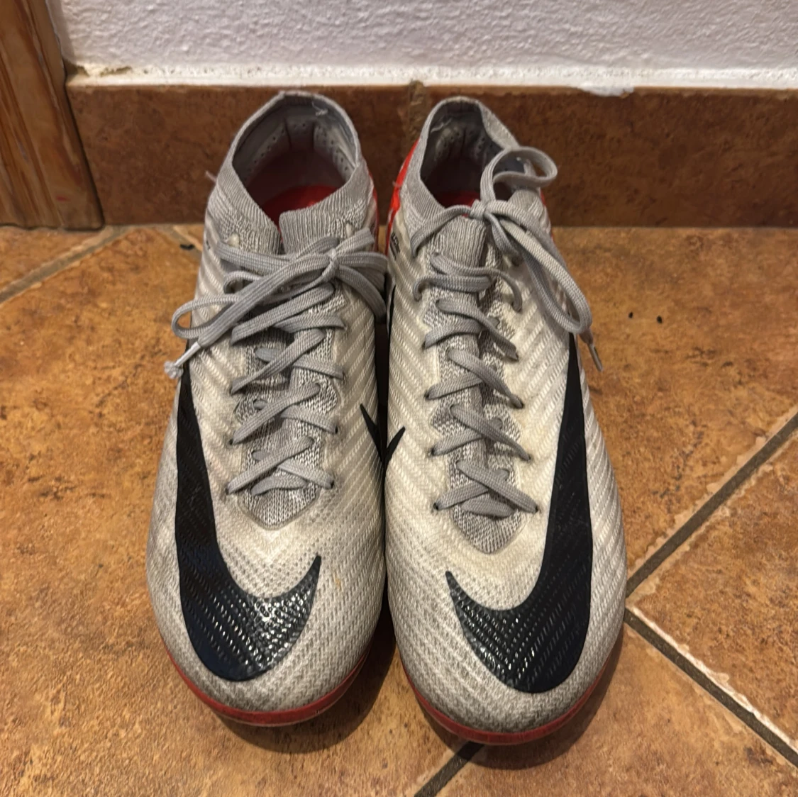 Nike fotbollsskor i grått och rött - Nike Court Zoom Vapor 15