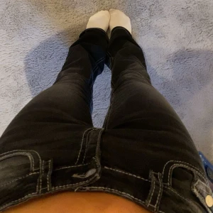 Svarta bootcut jeans  - Säljer ett par helt nya svarta bootcut jeans, dock saknar de prislapp. Snygga vita summar framtill och baktill. Jeansen är i st 170, perfekta i längden för mig som är 165cm. Köpta på Gina Young för ett halvår sedan för 350kr men säljer de nu helt oanvända för 200kr. Hör av er vid frågor!🙌💗