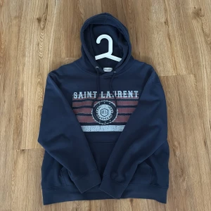 Saint Laurent hoodie ( KVITTO )  - Säljer nu min riktigt eleganta SL hoodie som inte använts särskilt mycket. Storlek M sitter som en S, Pris kan diskuteras. KVITTO + ORDERBEKRÄFTELSE FINNS