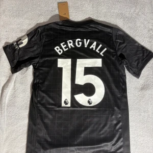 Bergvall Tottenham Fotbollströja - Helt ny Bergvall Tottenham fotbollströja i storleken S